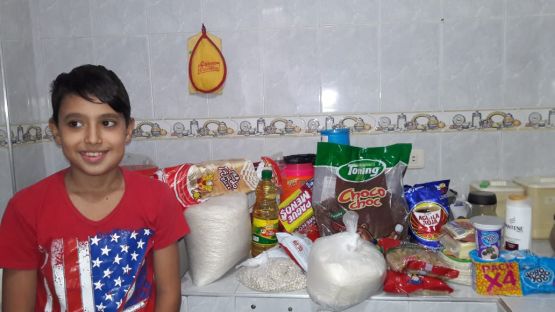 Vanwege de corona-crisis deelt Juconi voedselpakketten uit bij de gezinnen